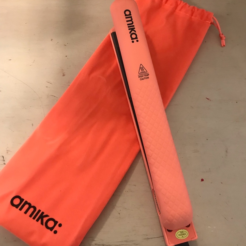 Amika hair straightener